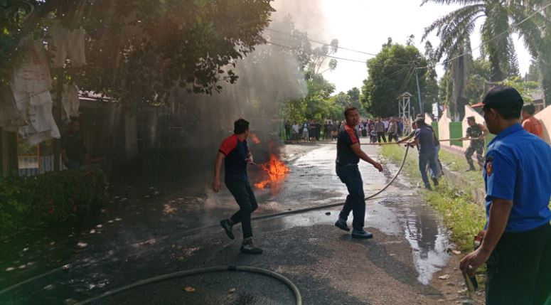 Mobil Minibus Terbakar Dekat Kantor KPU Bengkulu Selatan 