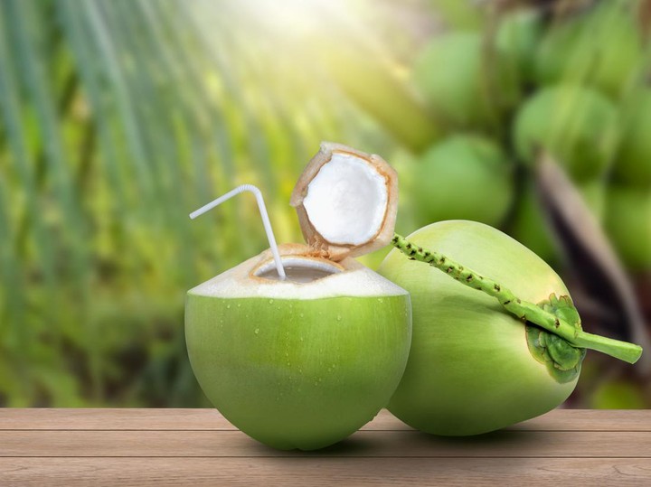 Ternyata 7 Kelompok Ini Sebaiknya Tidak Minum Air Kelapa. Siapa Saja?