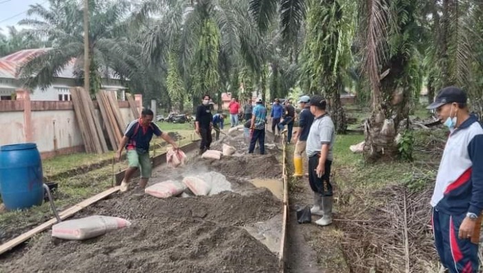 Inovasi Serbu Desa, Warga Kecamatan Pino Ambil Alih Perbaikan Jalan, Nunggu Pemerintah Lama