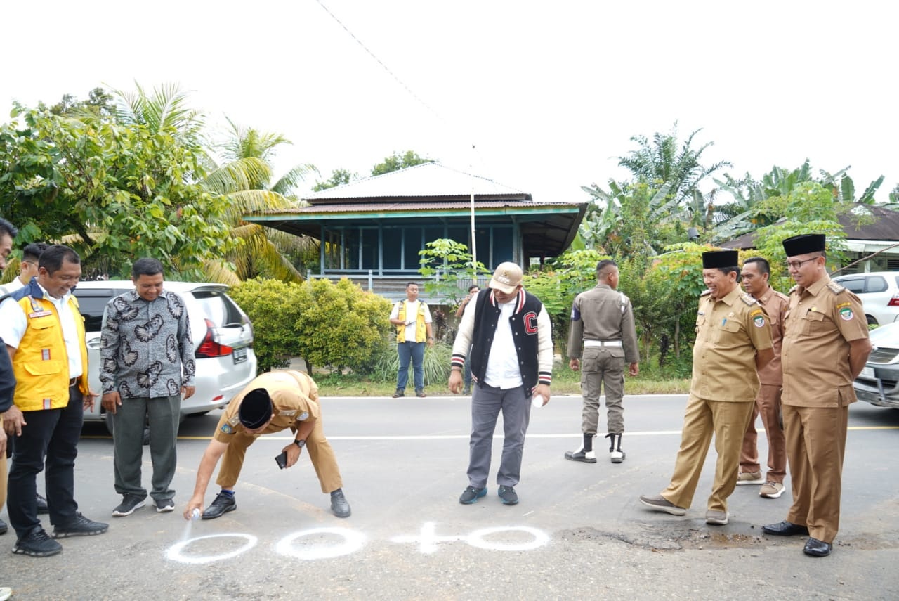Usai Dikunjungi Jokowi, Bupati Seluma Potong Ayam Jago, Pembangunan Jalan Dimulai