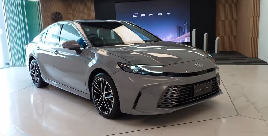 Harga dan Spesifikasi New Camry HEV, Mobil Hybrid Toyota Terbaru yang Resmi Meluncur di IIMS 2025