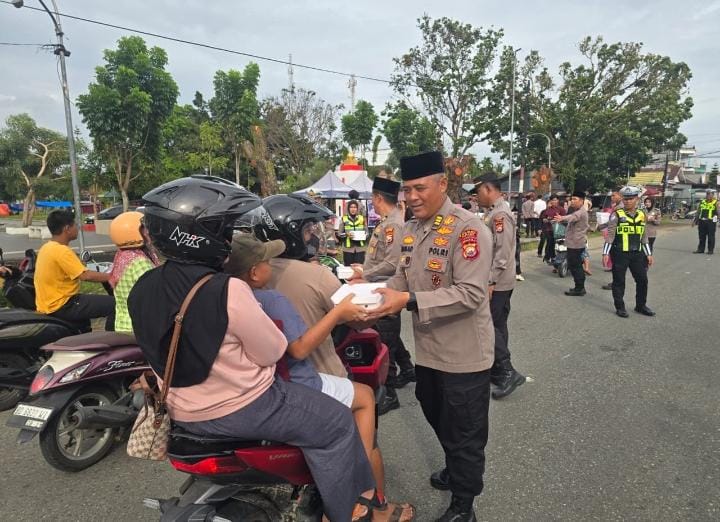 Semangat Berbagi di Bulan Ramadan, Polres Kaur Bagikan Takjil Gratis untuk Masyarakat