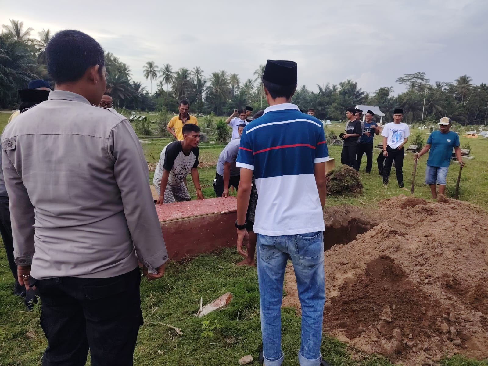 Tanpa Keluarga, Jenazah Misterius di Laut Merpas Akhirnya Dimakamkan