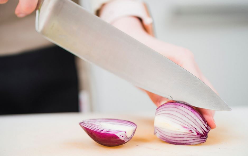 Kenapa Mata Perih dan Berair Saat Memotong Bawang? Ini Penjelasan Ilmiah dan Mencegahnya