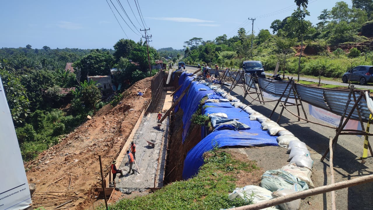 Longsor, Ruas Jalan di Bengkulu Selatan Mulai Diperbaiki, 2 Bulan Dipastikan Tuntas