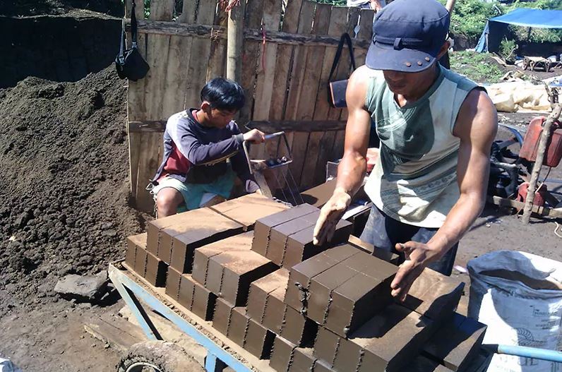 Nasib Pengrajin Batu Bata di Bengkulu Selatan: Harga Murah Pembeli Sepi 