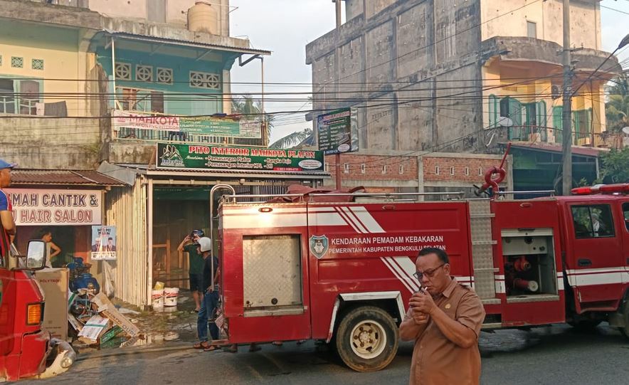 Toko Pito Interior Mahkota Plafon Bengkulu Selatan Terbakar, Diduga Karena Puntung Rokok 