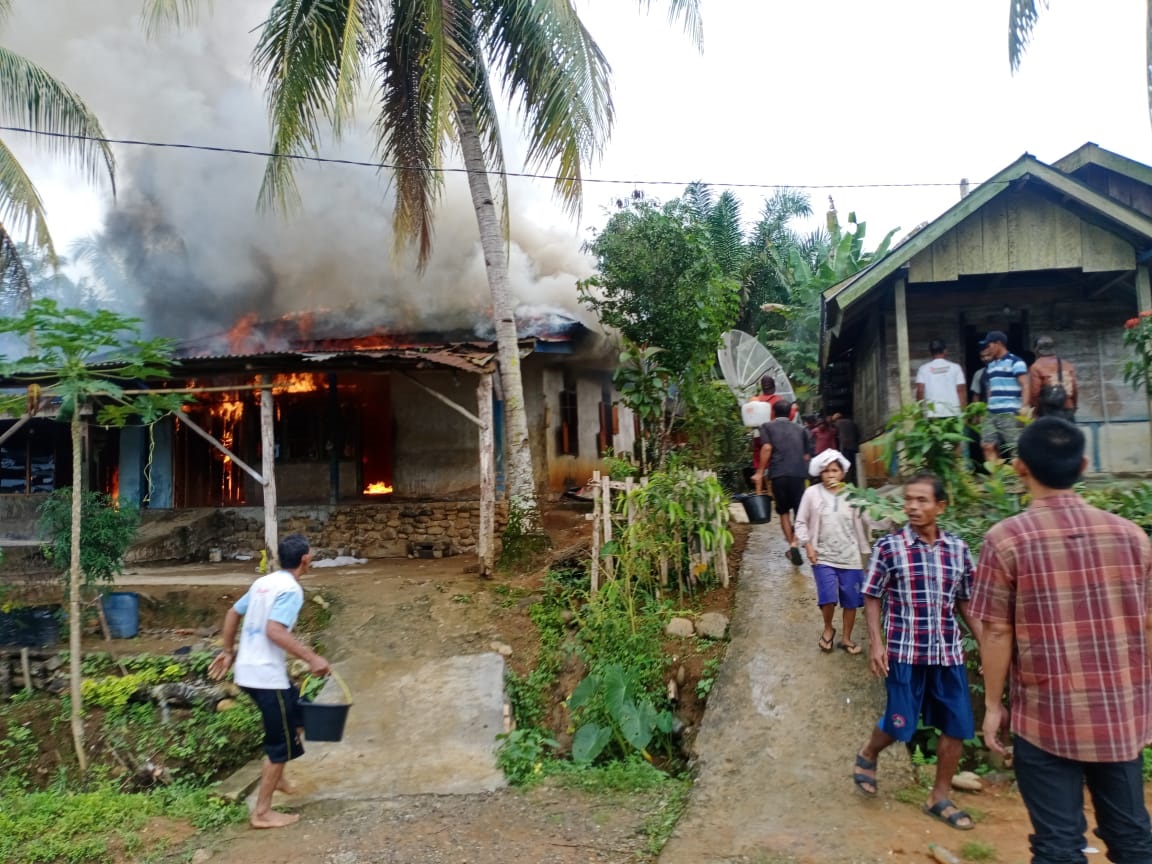 Tabung Gas Meledak, Dua Rumah Terbakar