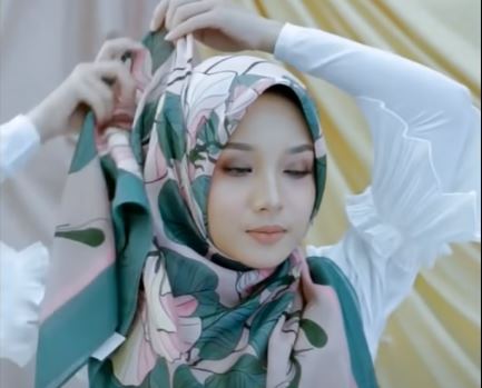 Empat  Merek Hijab Segi Empat, Nyaman dan Tetap Modis, Bikin Lelaki Terkagum kagum
