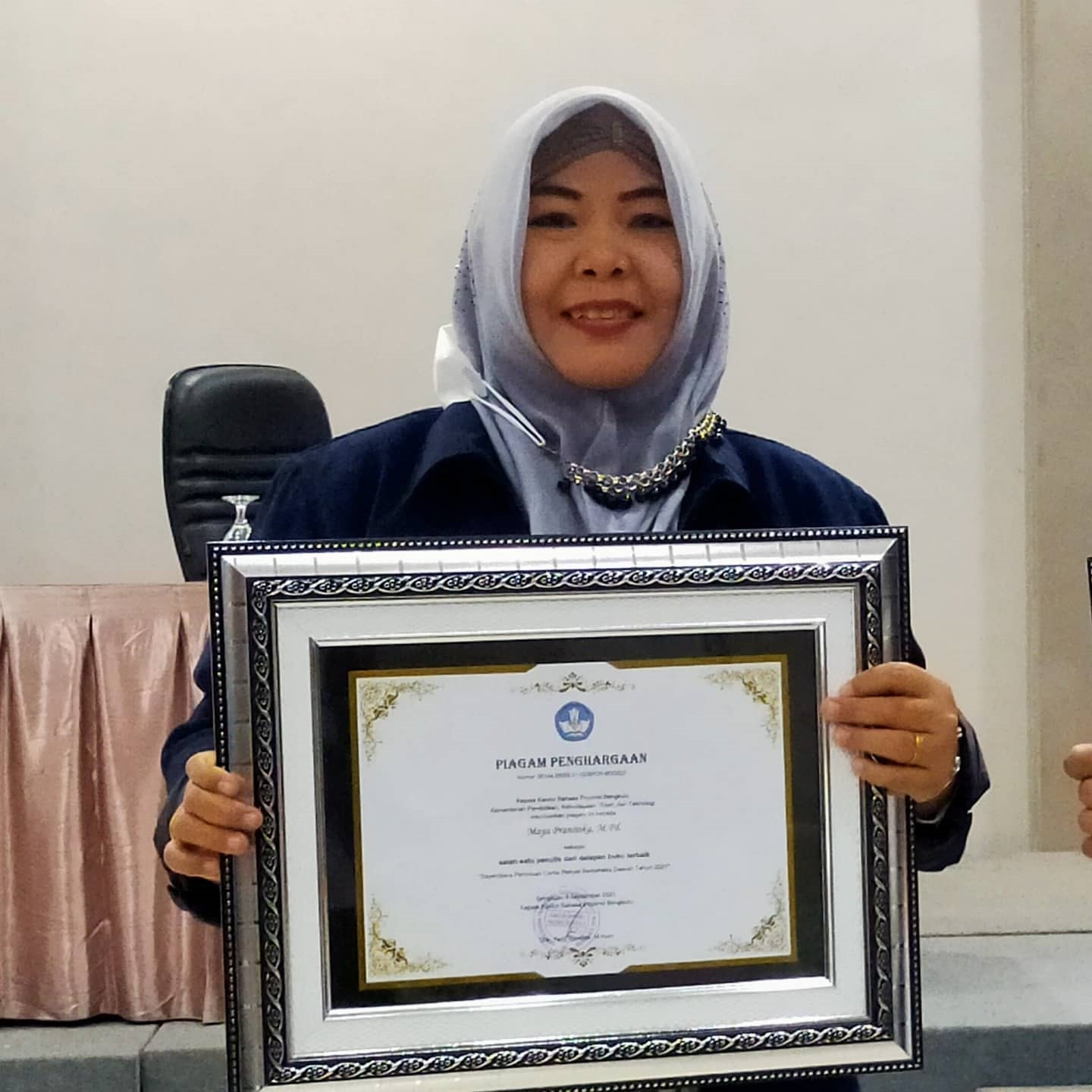 Guru SMPN 1 BS Juara Sayembara Menulis Cerita Rakyat