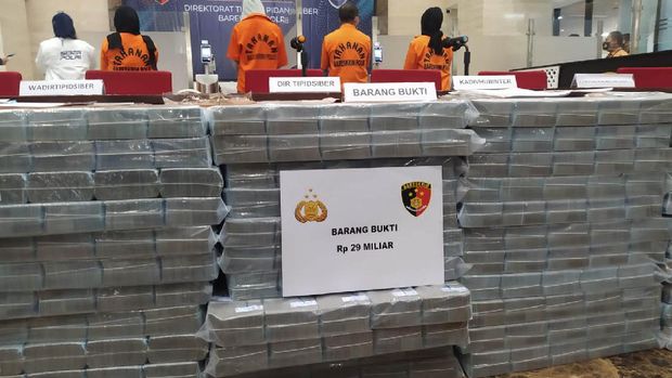 Tipu Perusahaan Asing Hingga Rp 84,8 M Ditangkap, Barang Buktinya Duit Segunung!