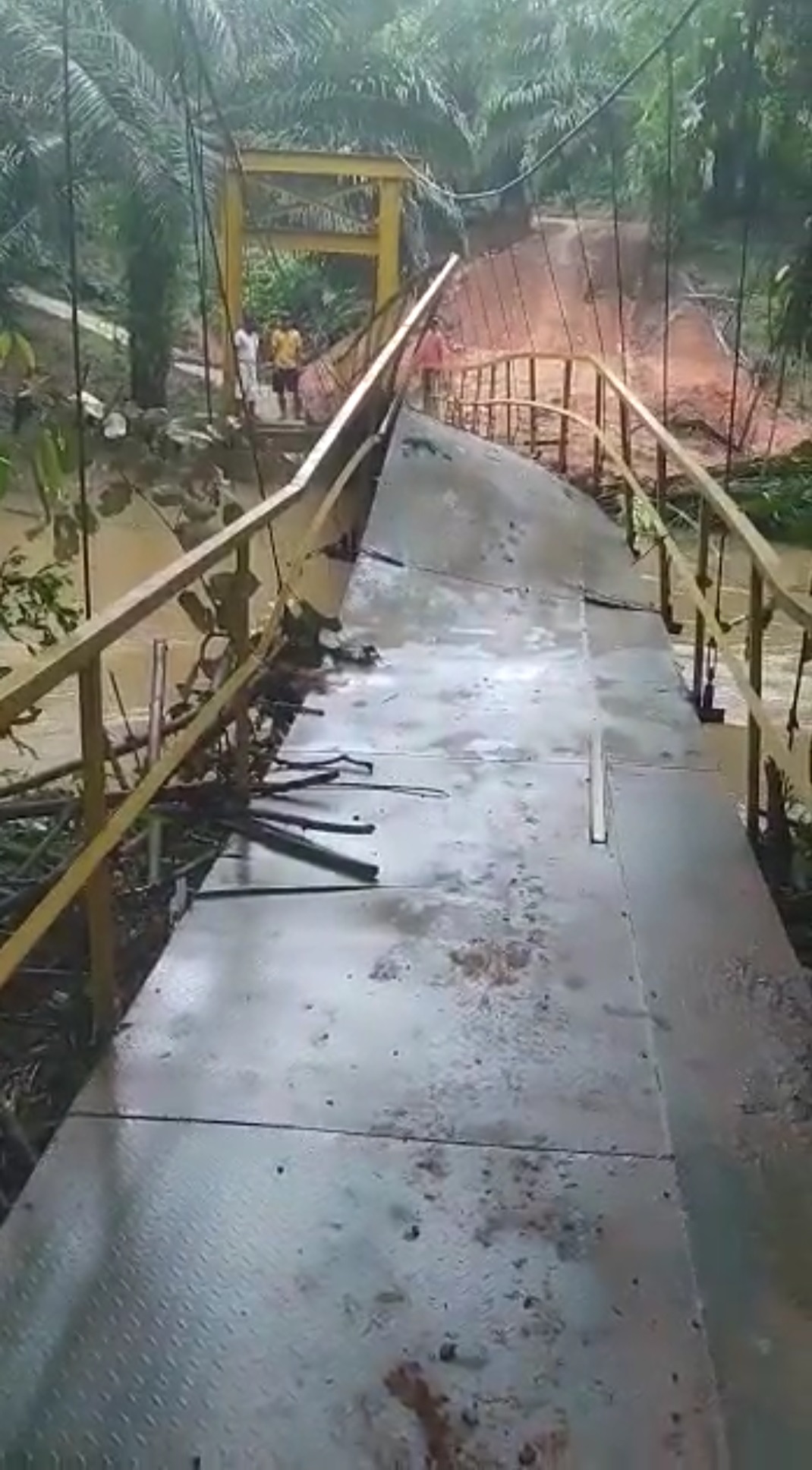 Sungai Meluap, Jembatan Gantung Rusak Berat