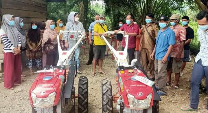PDI Perjuangan Serahkan Traktor untuk Petani