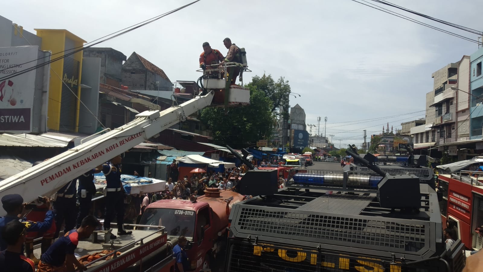 Petugas Temukan 4 Korban Meninggal di Lantai Tiga, Tiga Korban Berpelukan