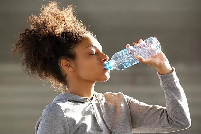 Jangan Asal Minum Air Kemasan, Perhatikan 4 Hal Ini Demi Kesehatan