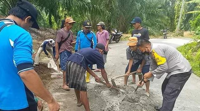Empat Tahun Rusak, Warga Desa Tanjung Aur II Gotong Royong Tambal Lubang Jalan