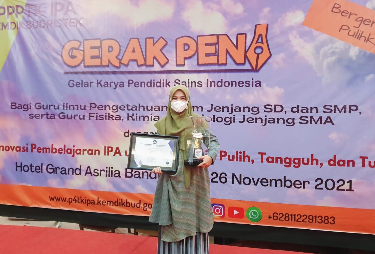 Hebat, Guru Kimia di BS Ini Raih Penghargaan Sebagai Guru Paling Menginspirasi Se-Indonesia