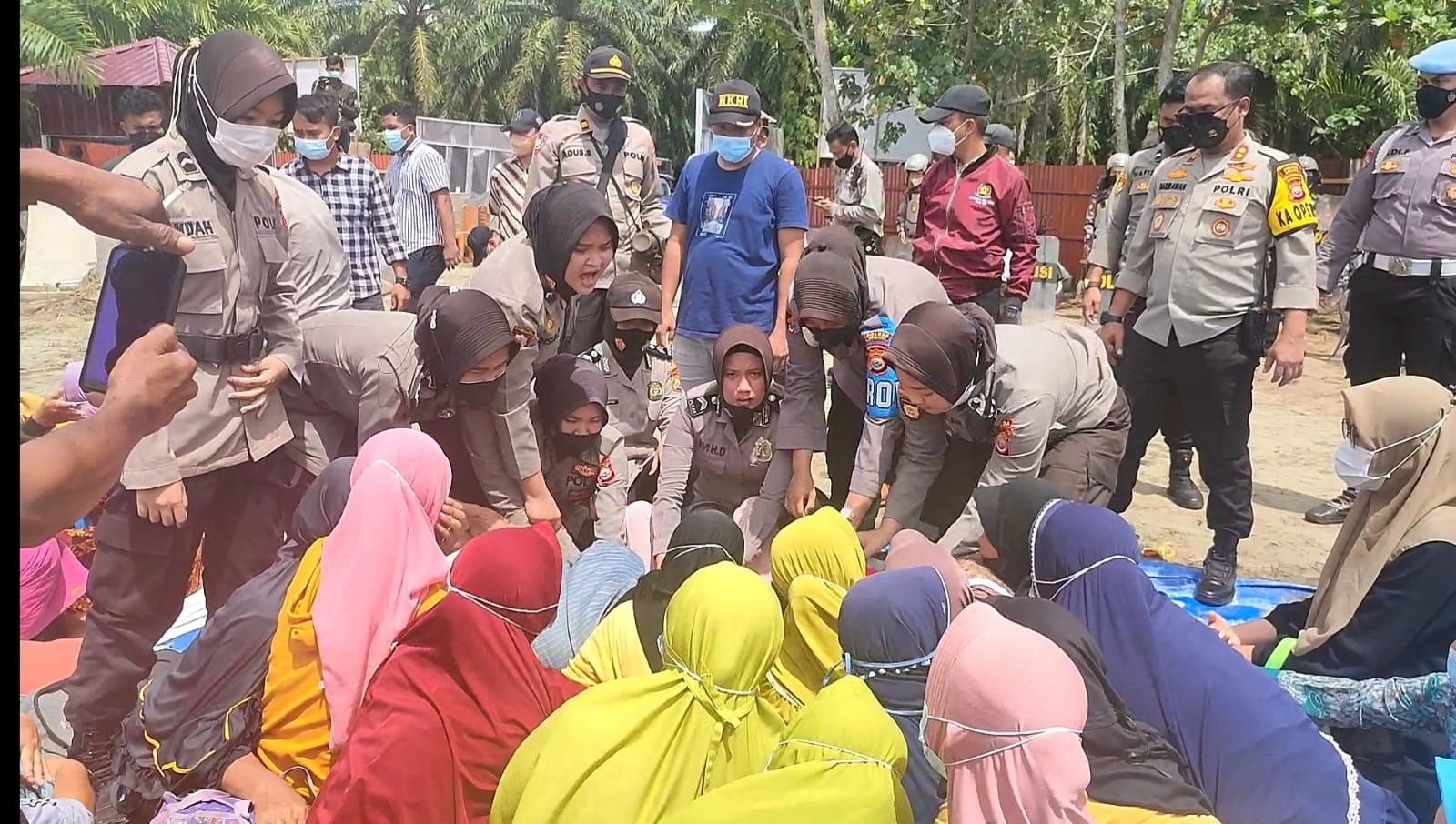 Polisi Bubar Paksa Emak-emak di Lokasi Tambang, Lima Diamankan