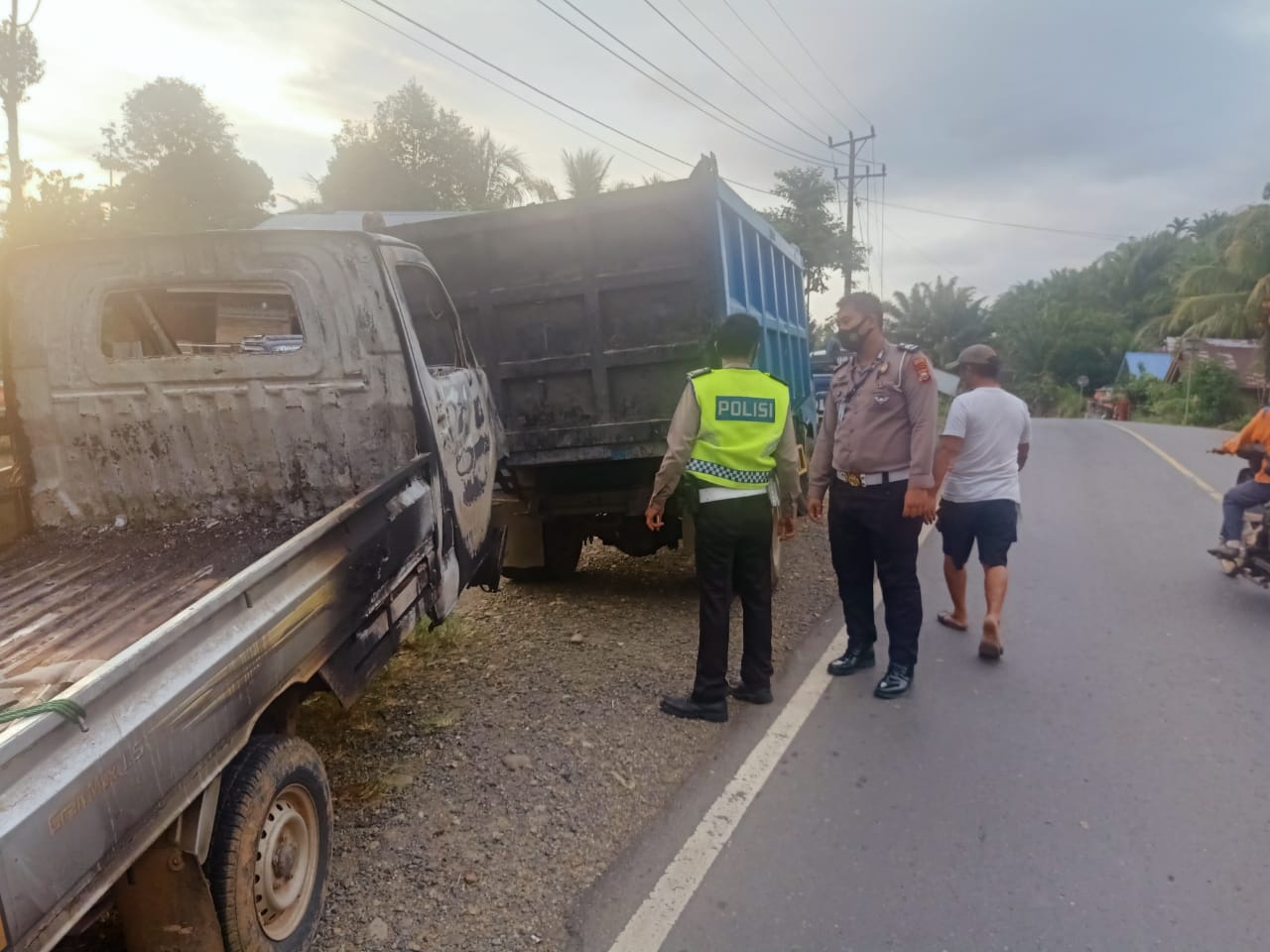 Tabrak Remaja, Mobil Dibakar Massa