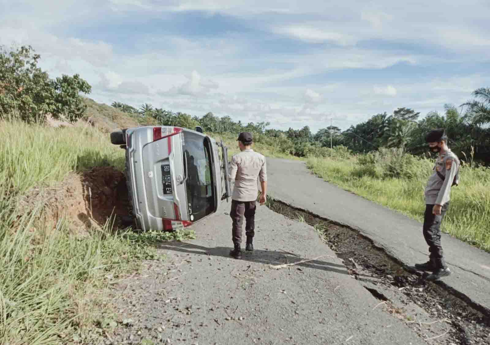 Tak Tahu Jalan Amblas, Innova Terguling