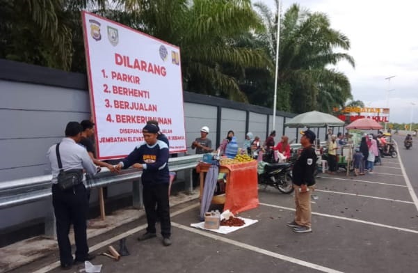 Warga Dilarang Jualan di Jembatan Air Sebakul