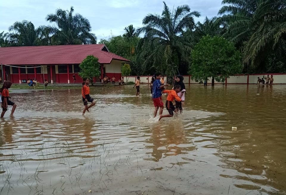 Sedih, Setiap Hujan, Ratusan Murid Sekolah Ini Selalu Ngungsi