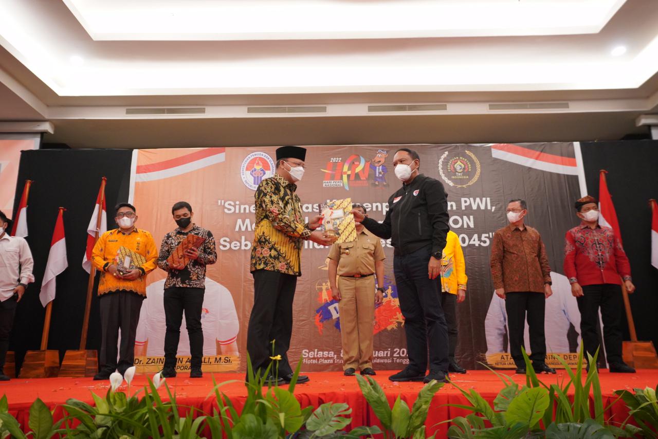 Gubernur Bengkulu Terima Penghargaan Inisiator Olahraga