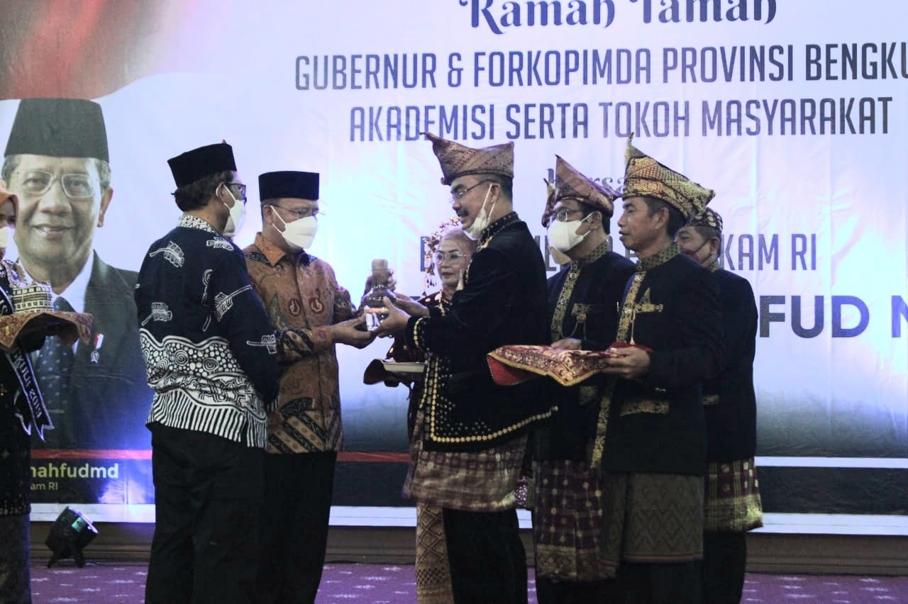 Air dan Tanah dari Bengkulu Dibawa ke Kalimantan