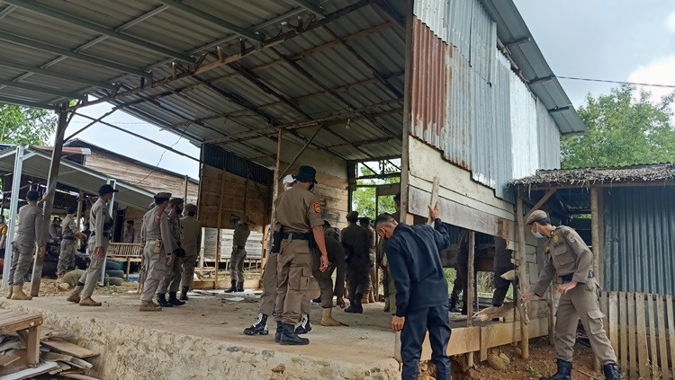 Giliran Bangunan Liar dari Simpang Enam Seluma ke Kelurahan Dusun Baru Dibongkar
