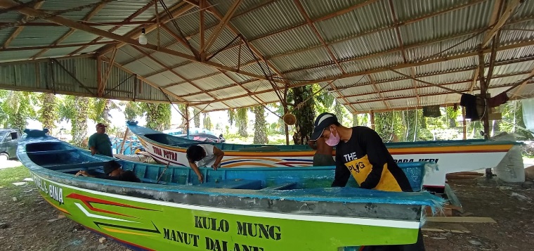 Melihat Lebih Dekat Pembuatan Perahu Fiberglass di Bengkulu Selatan