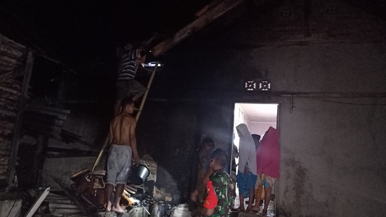 Ditinggal Tarawih Rumah Guru SD Terbakar