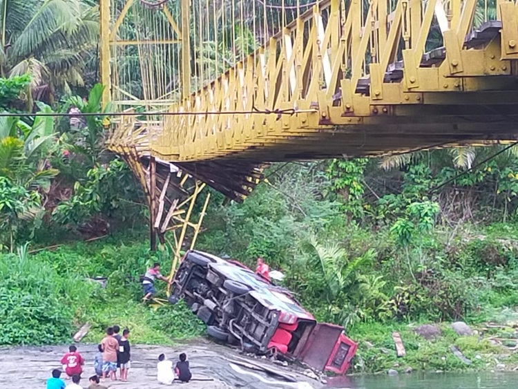 Jembatan Gantung Tak Mampu Menahan Beban Putus: Minibus Terjun, Dua Tewas