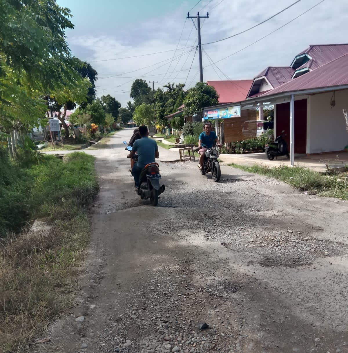 Warga Minta Perbaikan Jalan Rusak