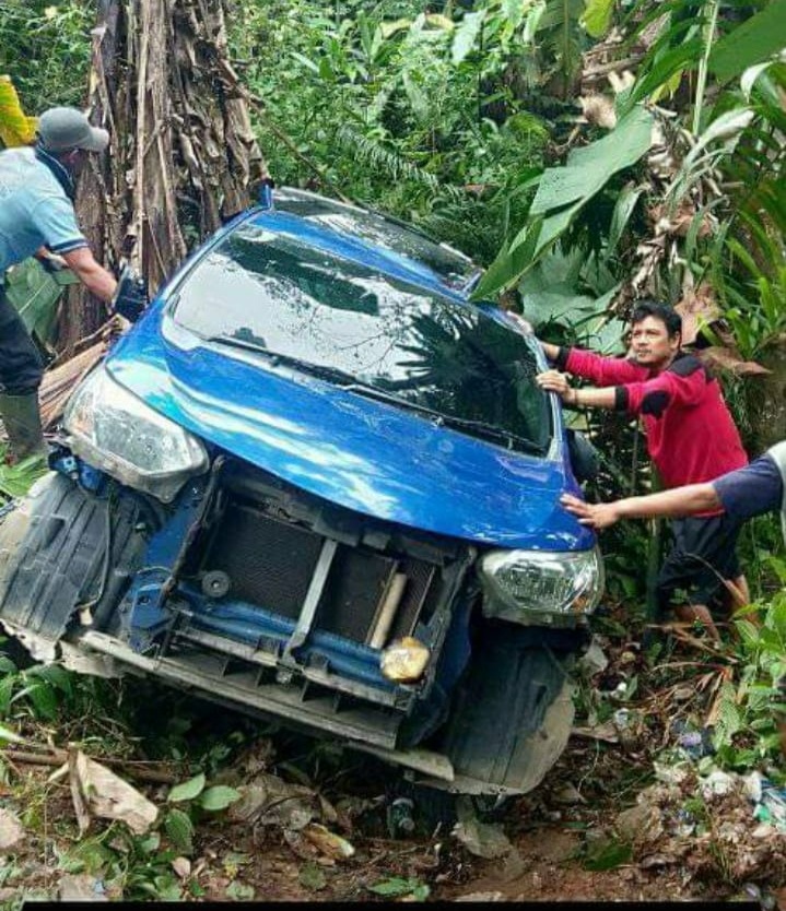 Salah Injak Rem, Mobil Kades Nyemplung ke Jurang