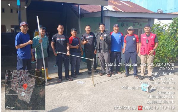 Damkar Bengkulu Selatan Evakuasi Ular Kobra di Permukiman Warga Kayu Kunyit 