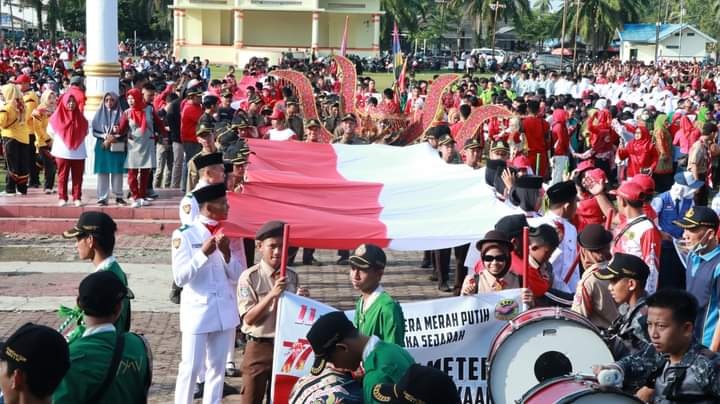 Bengkulu Selatan Bentangkan Bendera Merah Putih Terpanjang: Rekor MURI Gagal, Pelajar Pingsan