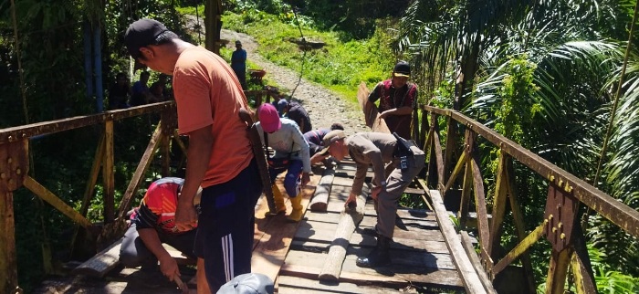 Kecewa, Warga Gotong Royong Perbaiki Lantai Jembatan