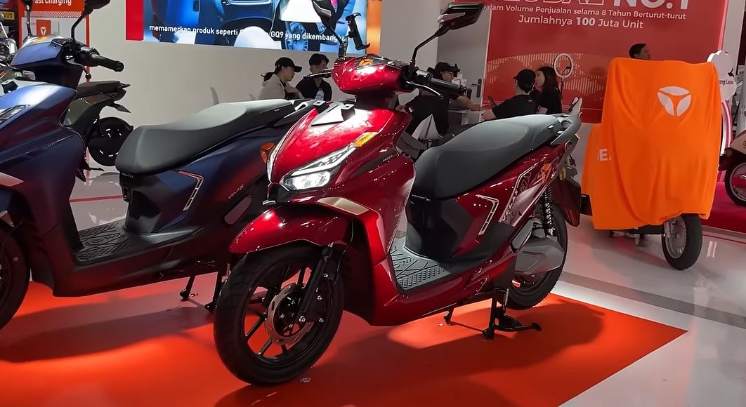 Yadea Velax 2025 Resmi Meluncur, Motor Listrik Gaya Skutik yang Tahan Air dan Siap Semua Medan