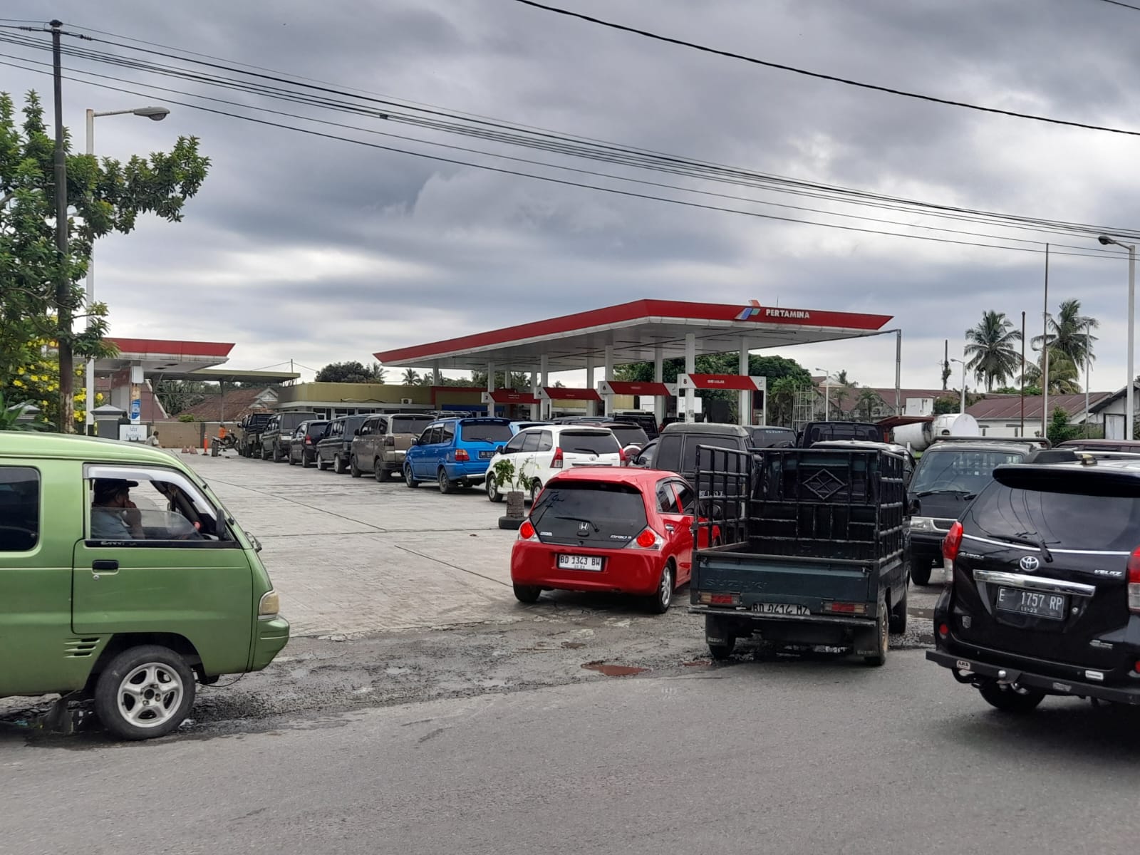 Panik Isu Pertalite Dihapus, Antrean Kendaraan di SPBU Bengkulu Selatan Mengular