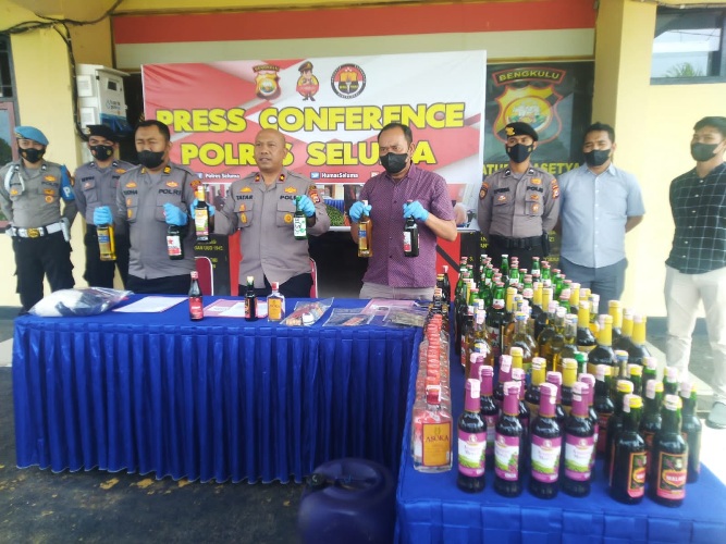 Polisi Sita 500 Botol Miras Disita dari Pedagang di Seluma