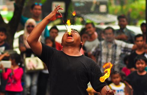 Kesenian Ekstem Dari Banten, Makan Bara Api dan Tusuk Perut dengan Golok