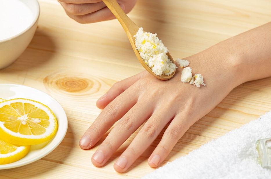 3 Resep Krim Scrub Alami yang Aman, Membantu Kulit Tetap Segar dan Awet Muda 