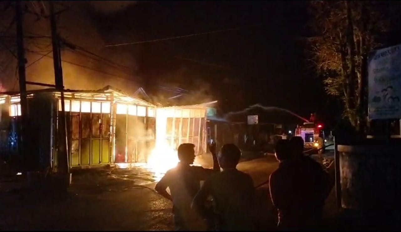 BREAKING NEWS: Rumah dan Toko Plastik Yudha di Kaur Ludes Terbakar
