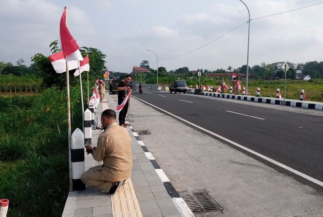 HUT ke-78 RI, Pemkab Bengkulu Selatan Pasang Bendera Bertiang Bambu Sepanjang 2 KM