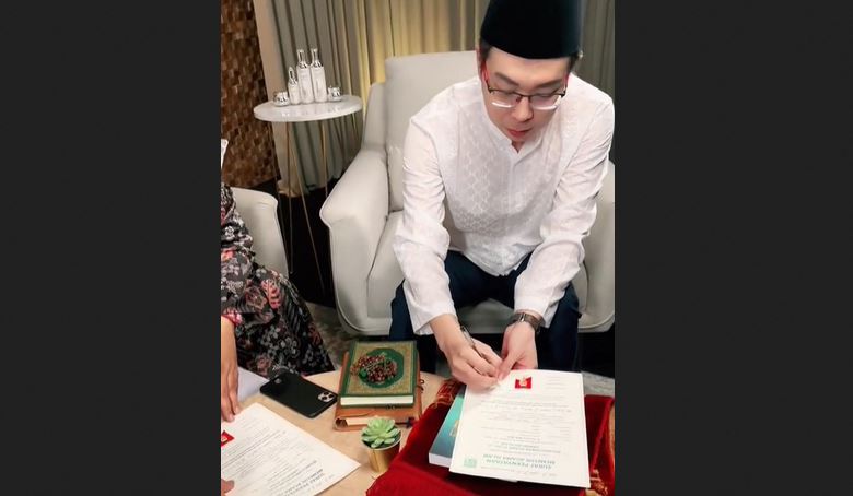 Dokter Richard Lee Resmi Mualaf, Syahadat Disaksikan Ustaz Derry Sulaiman dan Felix Siauw