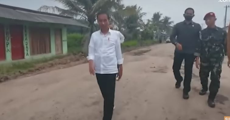 Jokowi Ambil Alih Perbaikan Jalan Rusak di Lampung