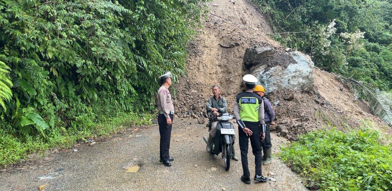 BREAKING NEWS : Jalur Manna-Pagar Alam Lumpuh Total, Batu Sebesar Rumah Tutupi Jalan