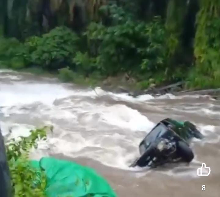 Mobil Pikap Bermuatan Jagung 1 Ton Hanyut di Sungai Air Nipis, Begini Kondisi Sopir