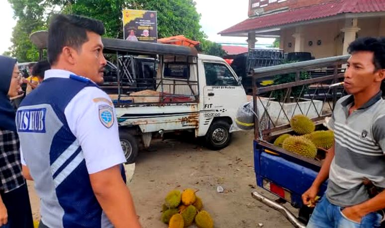 Pedagang Durian Bikin Macet, Dishub Bengkulu Selatan Turun Tangan