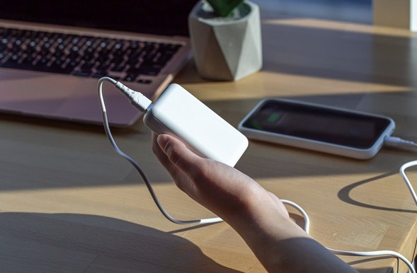 Wajib Tahu! Ini Aturan Penggunaan Power Bank di Pesawat dan Kereta yang Harus Diketahui Penumpang